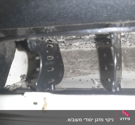 חלק פנימי של מזגן עם לכלוך ואבק